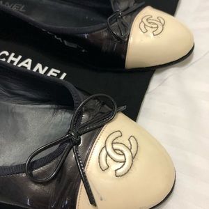 CHANEL Black/cream Ballet flats